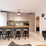 Arte - 2 Bedroom Apartment Near Coresi Mall With Free Parking