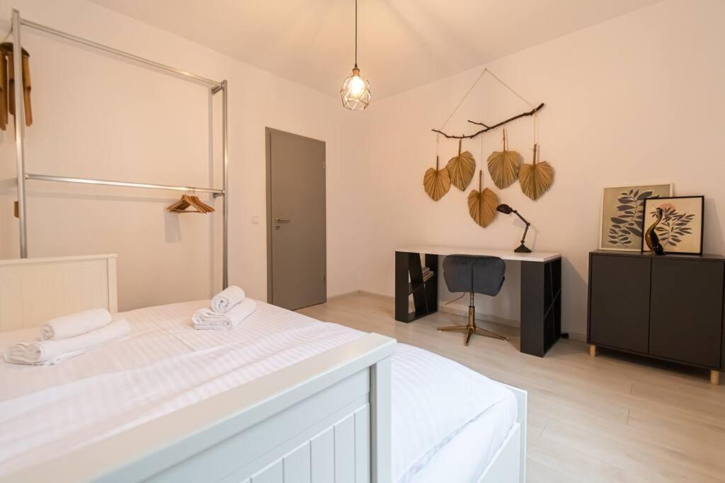 Apartment Arte - 2 Bedroom Near Coresi Mall With Free Parking *
