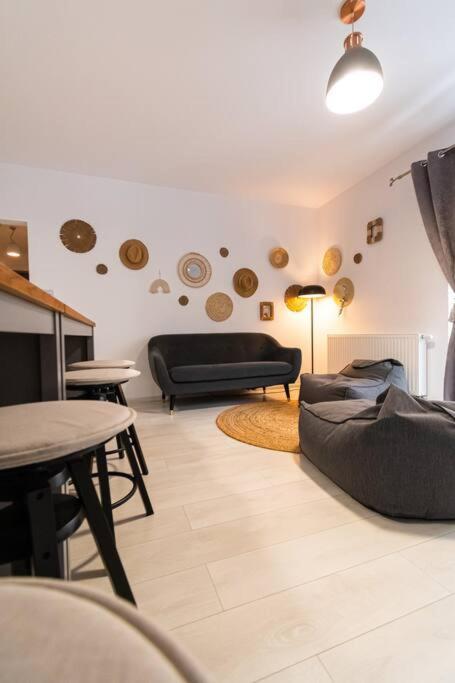 Arte - 2 Bedroom Near Coresi Mall With Free Parking Apartment