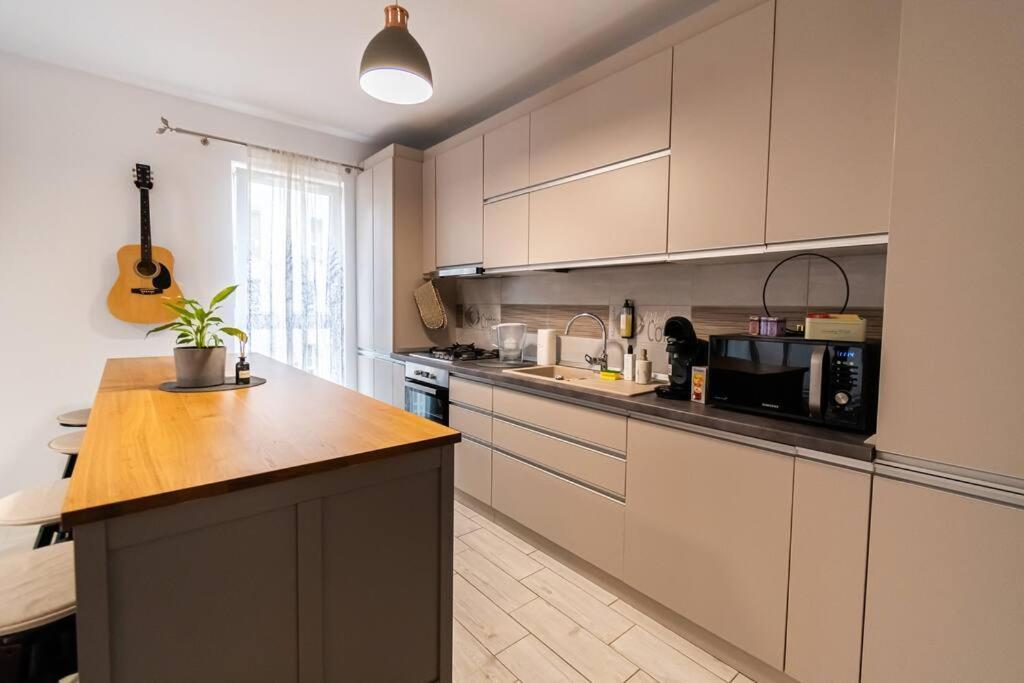 Arte - 2 Bedroom Near Coresi Mall With Free Parking Apartment *