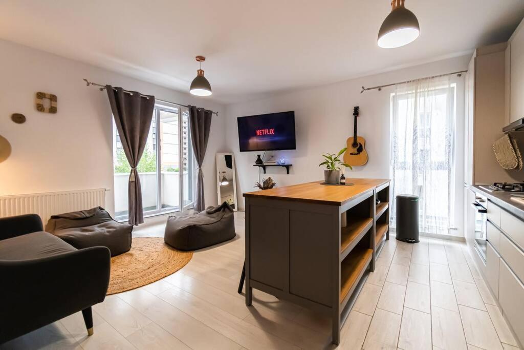 Apartment Arte - 2 Bedroom Near Coresi Mall With Free Parking