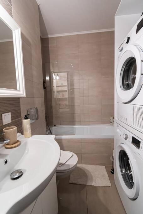 Arte - 2 Bedroom Near Coresi Mall With Free Parking Apartment *